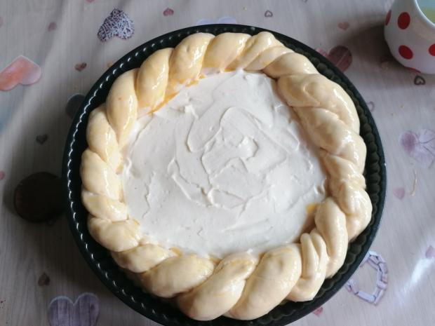 Zdobený kysnutý koláč