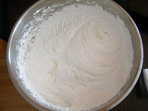 Vyšľahaný sneh Penová torta v tvare podkovy 1