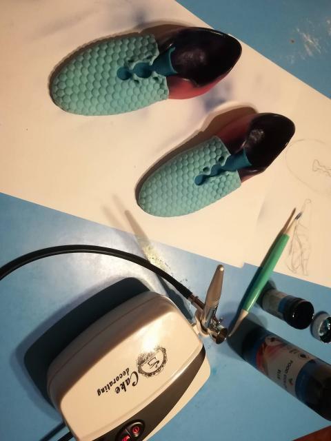 Keďže už mám vytúžený airbrush, prečo ho nevyužiť...takto som spotrebovala aj prebytočnú ružovú hmotu z predošlého tvorenia. Nalepila som jazyk a prednú časť tenisiek tenisky 3