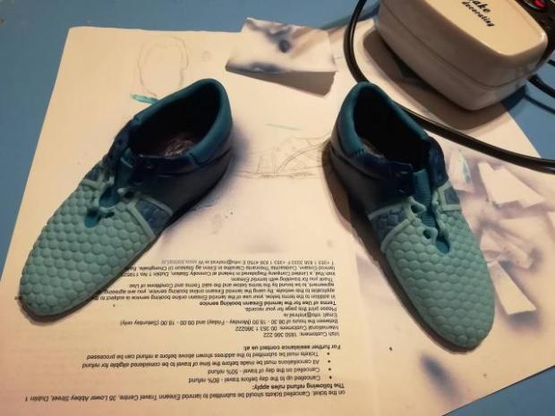 Dierky som vykrojila pomocou obyčajného brčka na pitie. Celá zadná časť je z tmavšej modrej hmoty - tu som zase použila airbrush, nastriekala som celú časť okrem päty, ktorá ostala bledšia a matná. Tú časť som predtým oddelila ozubeným kolečkom. Pomáhala som si kúskom papiera, aby som nestriekala na prednú časť. Bielu podrážku som vykrojila z hmoty a nalepila dospodu. Modrá podrážka prišla na rad neskôr. tenisky 5