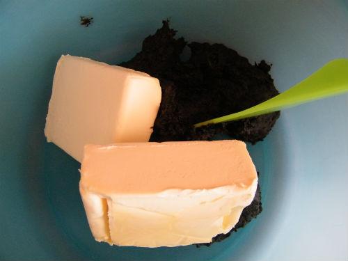 Vychladnutú vyšľaháme s palmarinom, alebo maslom Penová torta v tvare podkovy 6
