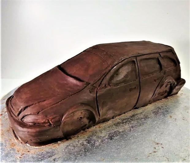 čokoládové auto je pripravené na maľovanie ...použila som prachové farby 3d auto bez poťahu 7