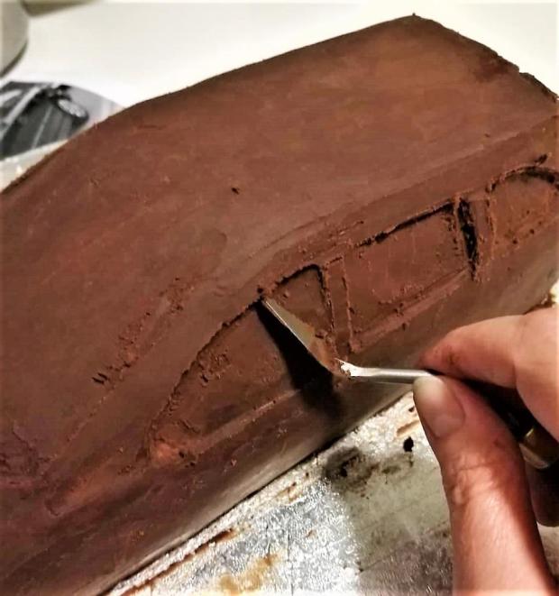 na krém natrieme ganache a začneme "vyrezávať" detaily 3d auto bez poťahu 5