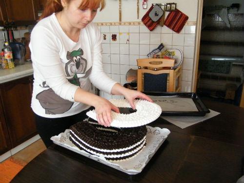 a posledný plát. Už len ozdobíme Penová torta v tvare podkovy 8