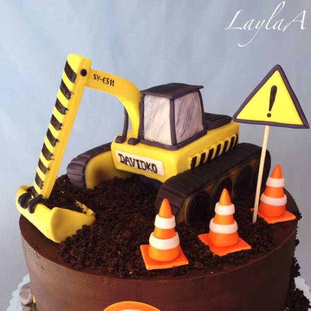 Konečný výsledok. Ramena a lyžicu bagra som podoprela a prilepila az priamo na torte Bager na detskú tortu 16