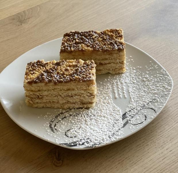 Medovo orechové rezy z marhuľovým džemom - recept