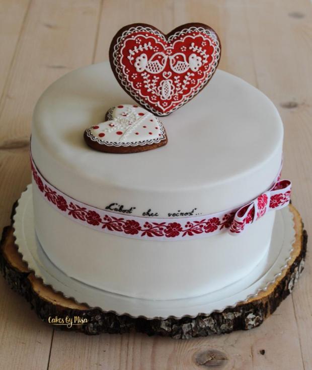Folklórna torta s medovníčkami