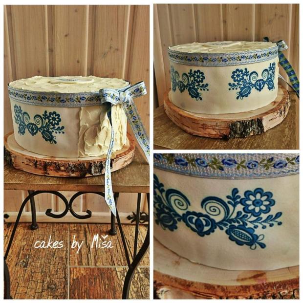Folklórna torta s modrým motívom