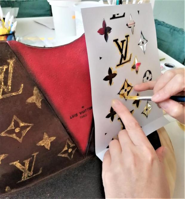 vyrobíme si šablónu z papiera, natupujeme vzor na kabelku zlatou farbou kabelka Louis Vuitton 7