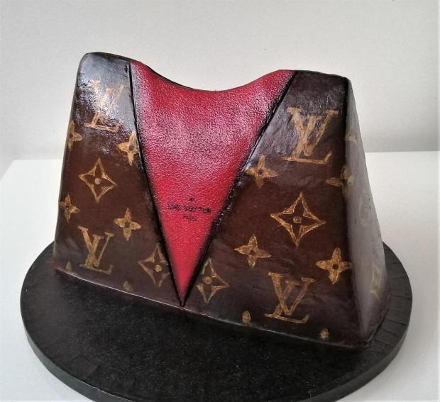 detaily domaľujeme tenkým štetcom a zasa prelakujeme kabelka Louis Vuitton 8