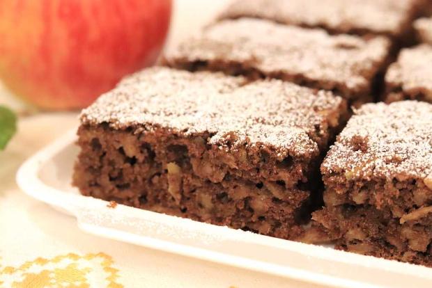 Hrnčekový jablkový koláč s kakaom a orechmi - recept postup 3