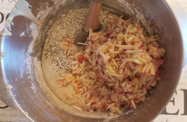 Jablkovo orechový koláč s karamelovou polevou - recept postup 1