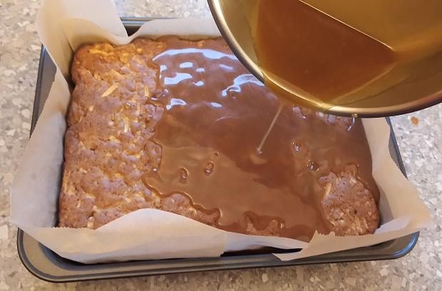 Jablkovo orechový koláč s karamelovou polevou - recept postup 6