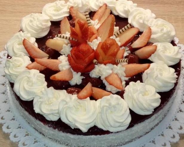 Torta s jahodovým želé a šlahačkou - recept