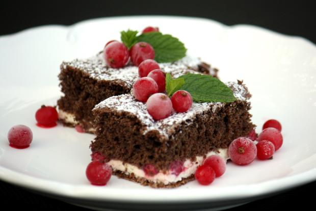 Karobovo tvarohový koláč s mrazenými ríbezľami - recept