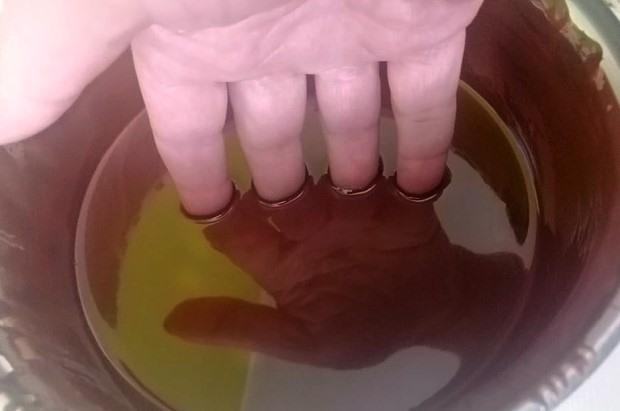 Prsty na ruke rozprestrieme a namočíme kolmo do čokolády. Ako jednoducho a efektne ozdobiť koláčiky 2