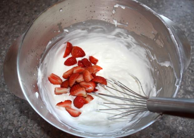 Jahodová torta s makovým korpusom - recept postup 6