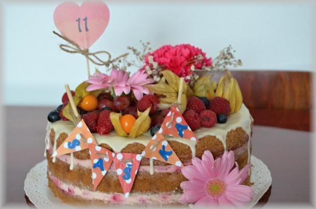 Nahá torta so smotanovo malinovým krémom - recept