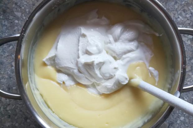 Fantastický nepečený pudingový koláč s jahodami - recept postup 2