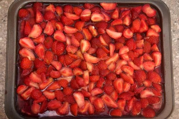 Fantastický nepečený pudingový koláč s jahodami - recept postup 4