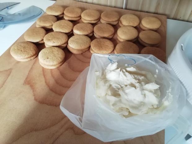 Medové kolieska plnené mascarpone a ovocím. - recept postup 2