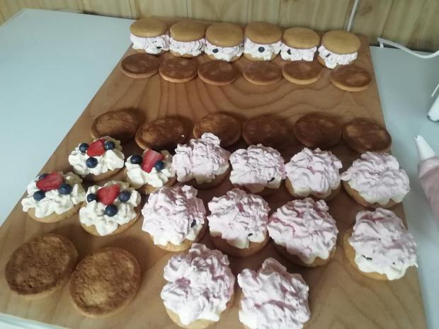 Medové kolieska plnené mascarpone a ovocím. - recept postup 4