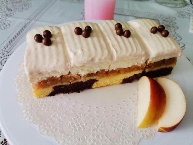 Obrátený jablkový zákusok s karamelovou šľahačkou. - recept