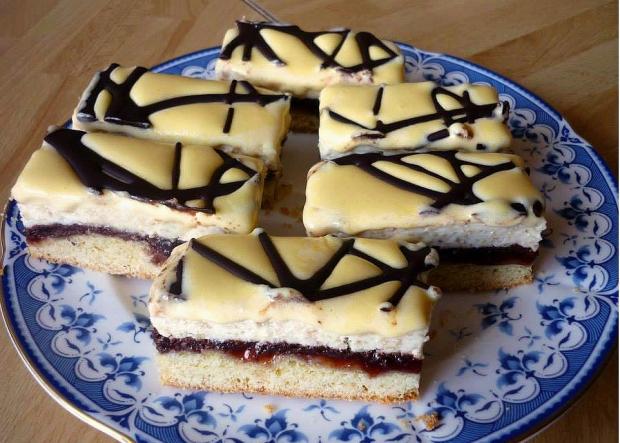 Recept na Tip top jablkové rezy s orechmi a žĺtkovou polevou