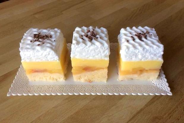 Jablkový zákusok s pudingom a šľahačkou, recept