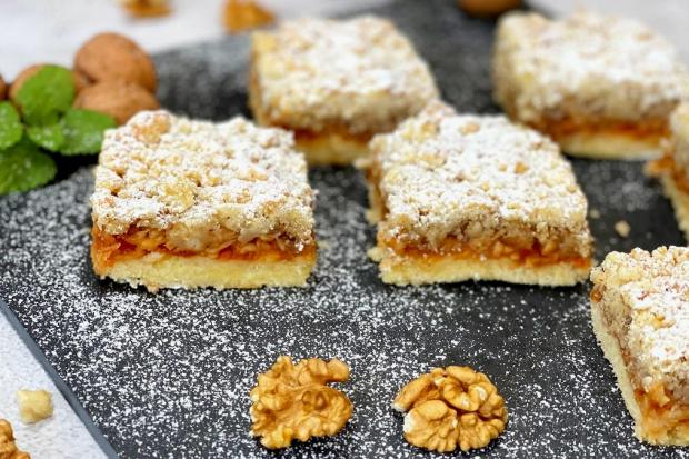 Mrveničkový koláč s džemom a jablkami, recept