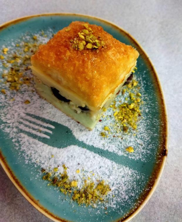 Pistáciový krémeš s tvarohom a višňami - recept postup 1