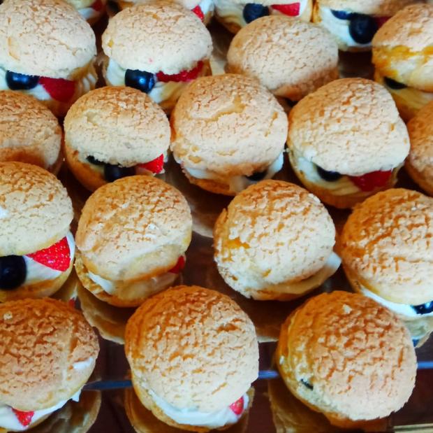 Choux au craqueline s arašidovým maslom