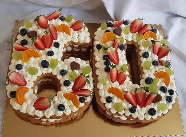 Torta v tvare čísla z medových plátov, recept