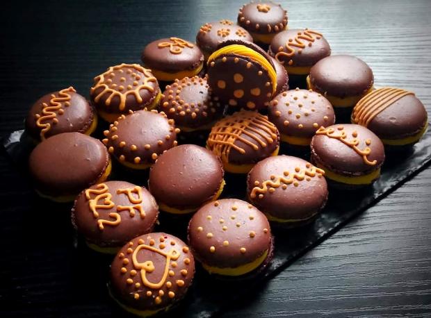 Recept na kakaové makrónky s mangovou náplňou