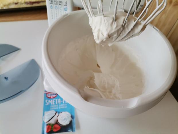 Jahodové kocky so snehovým plátom - recept postup 10