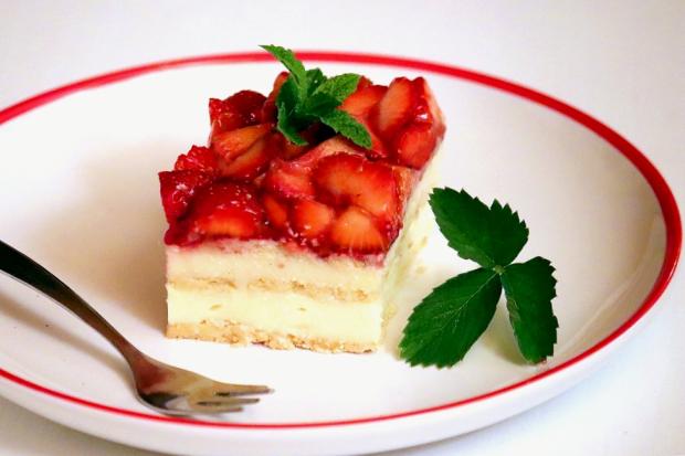 Fantastický nepečený pudingový koláč s jahodami - recept