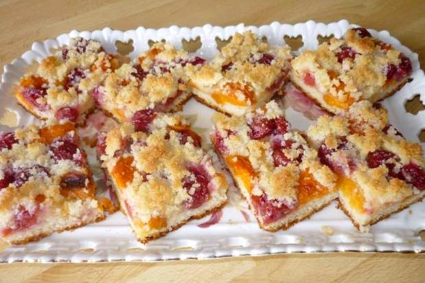 Kysnutý koláč s ovocím a posýpkou, recept