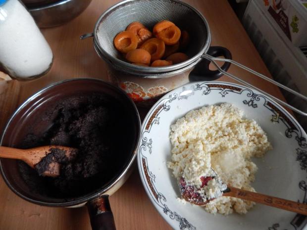 Kysnutý koláč s makom, tvarohom a marhuľami - recept postup 1