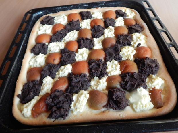 Kysnutý koláč s makom, tvarohom a marhuľami - recept postup 3