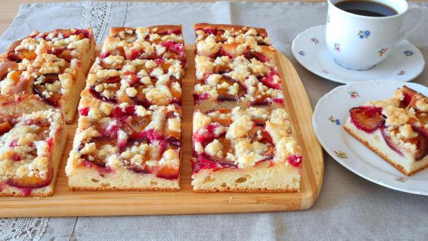 Kysnutý koláč so slivkami a posýpkou, recept