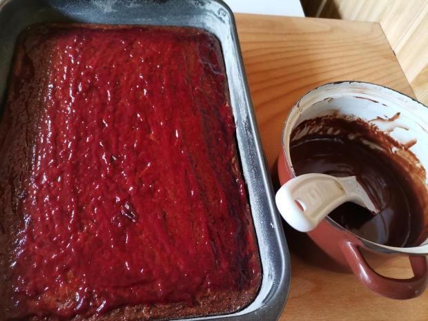 Hrnčekový jablkový koláč s kakaom - recept postup 5