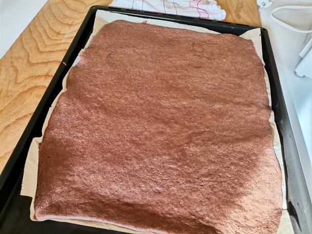 Kakaová roláda s mascarpone a čokoládou - recept postup 2
