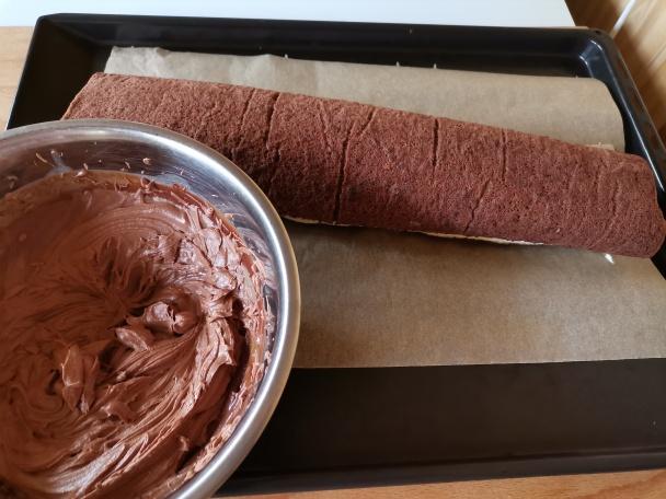 Kakaová roláda s mascarpone a čokoládou - recept postup 7