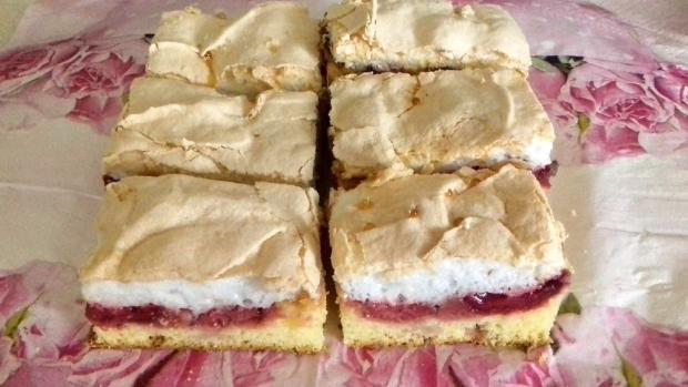 Jahodový koláč s bielkovou penou, recept