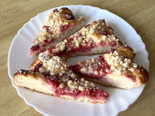 Kysnutý koláč s jahodami a mrveničkou, recept