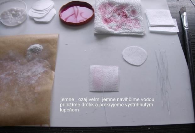 Jemne, ale naozaj veľmi jemne, navlhčíme vodou, priložíme drôtk a prekryjeme vystrihnutým lupeňom. Ruža z jedlého papiera 2 13