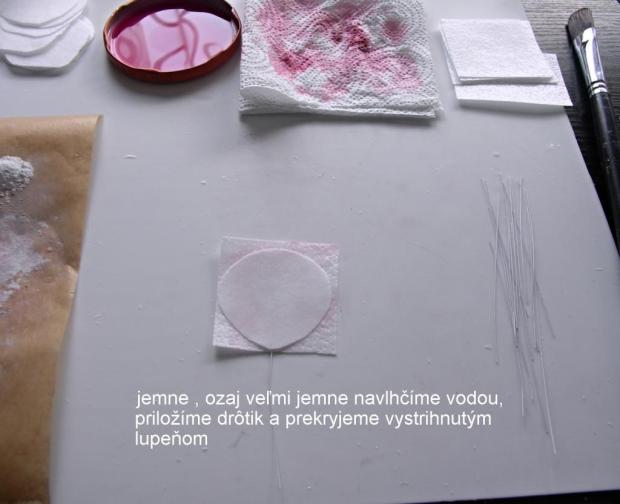 Jemne, ale naozaj veľmi jemne, navlhčíme vodou, priložíme drôtk a prekryjeme vystrihnutým lupeňom. Ruža z jedlého papiera 2 14