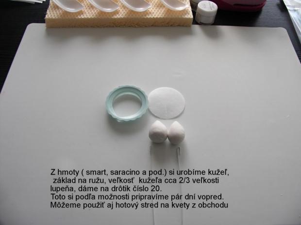 Z hmoty (smart, saracino a pod.) si urobíme kužeľ, základ na ružu. Veľkosť kužeľa cca 2/3 veľkosti lupeňa. Dáme na drôtik č. 20. Toto si podľa možností pripravíme pár dní vopred. Môžeme použiť hotový stred na kvety z obchodu. Ruža z jedlého papiera 2 2
