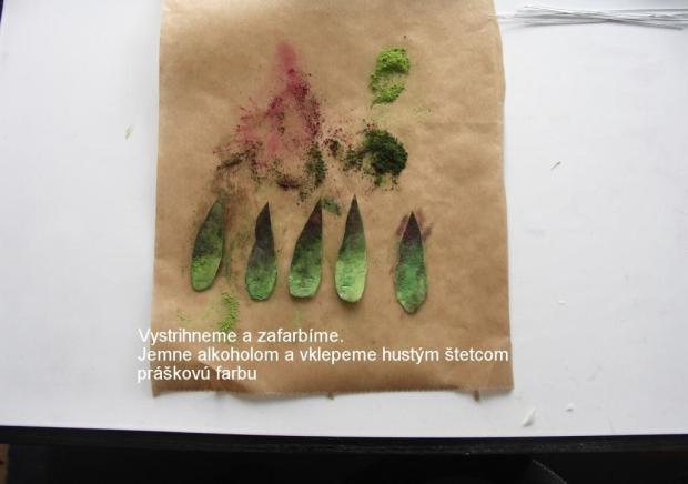 Vystrihneme a zafarbíme, jemne alkoholom a hustým štetcom vklepeme práškovú farbu. Ruža z jedlého papiera 2 20
