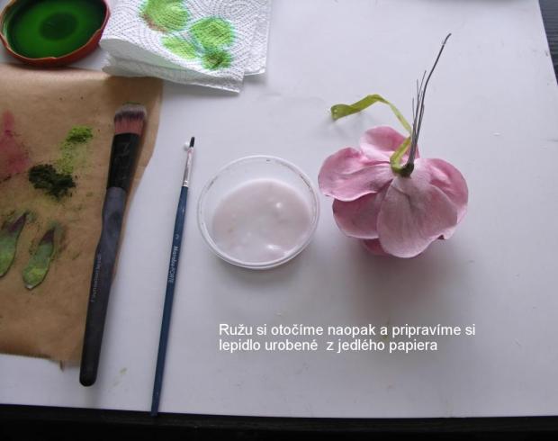 Ružu otočíme naopak a pripravíme si lepidlo urobené z jedlého papiera. Ruža z jedlého papiera 2 21